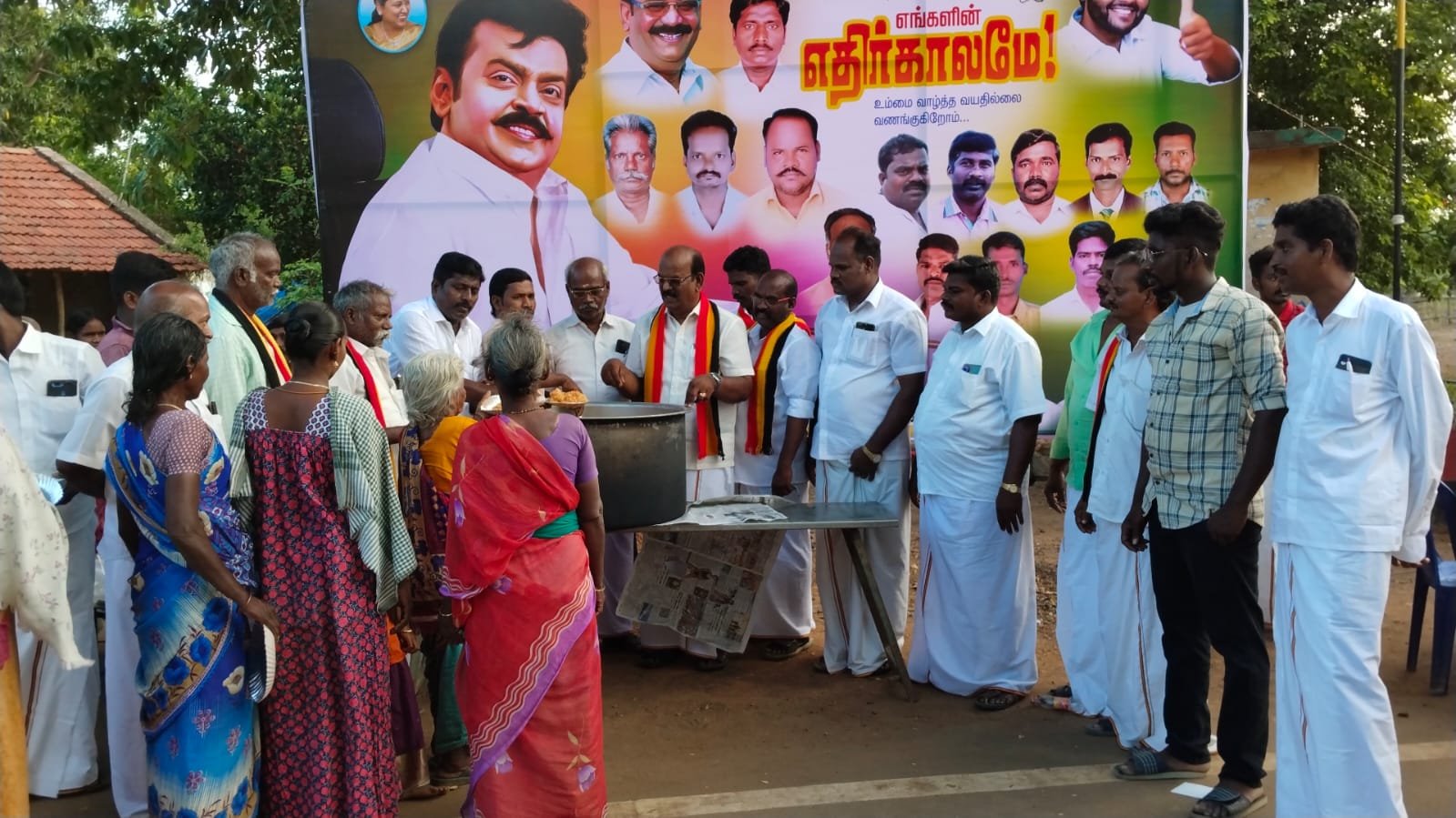இரும்புலிகுறிச்சியில் தேமுதிக -வினர் கட்சியின்  கொடியேற்ற நிகழ்வு
