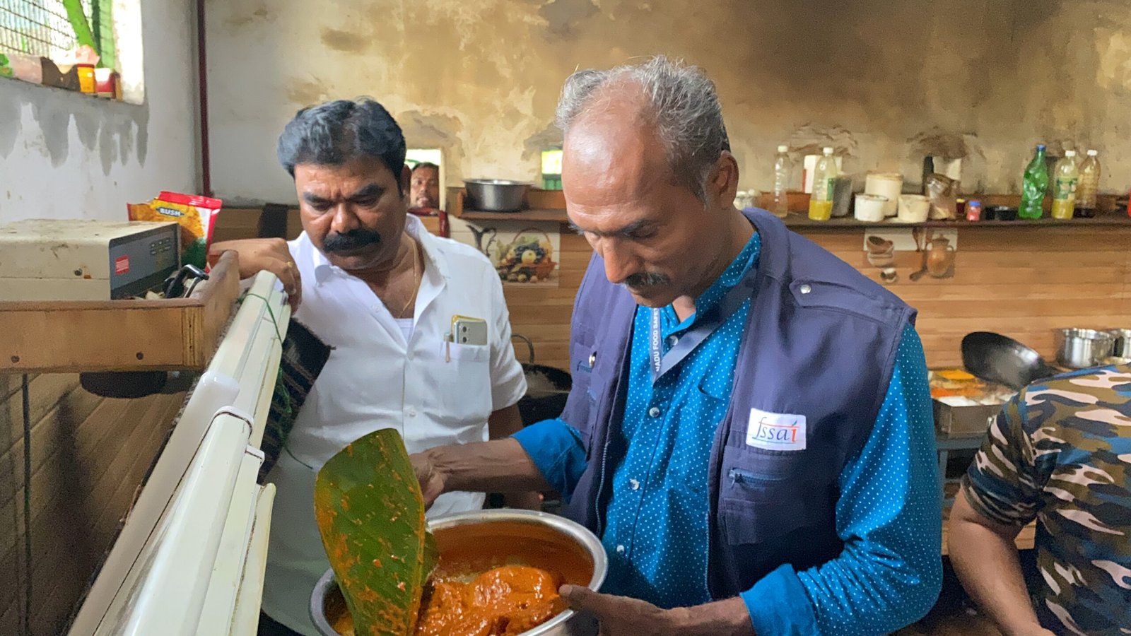 சங்ககிரியில் சுகாதாரமற்ற 52 கிலோ இறைச்சி பறிமுதல் உணவு பாதுகாப்புத்துறை அதிகாரிகள் அதிரடி