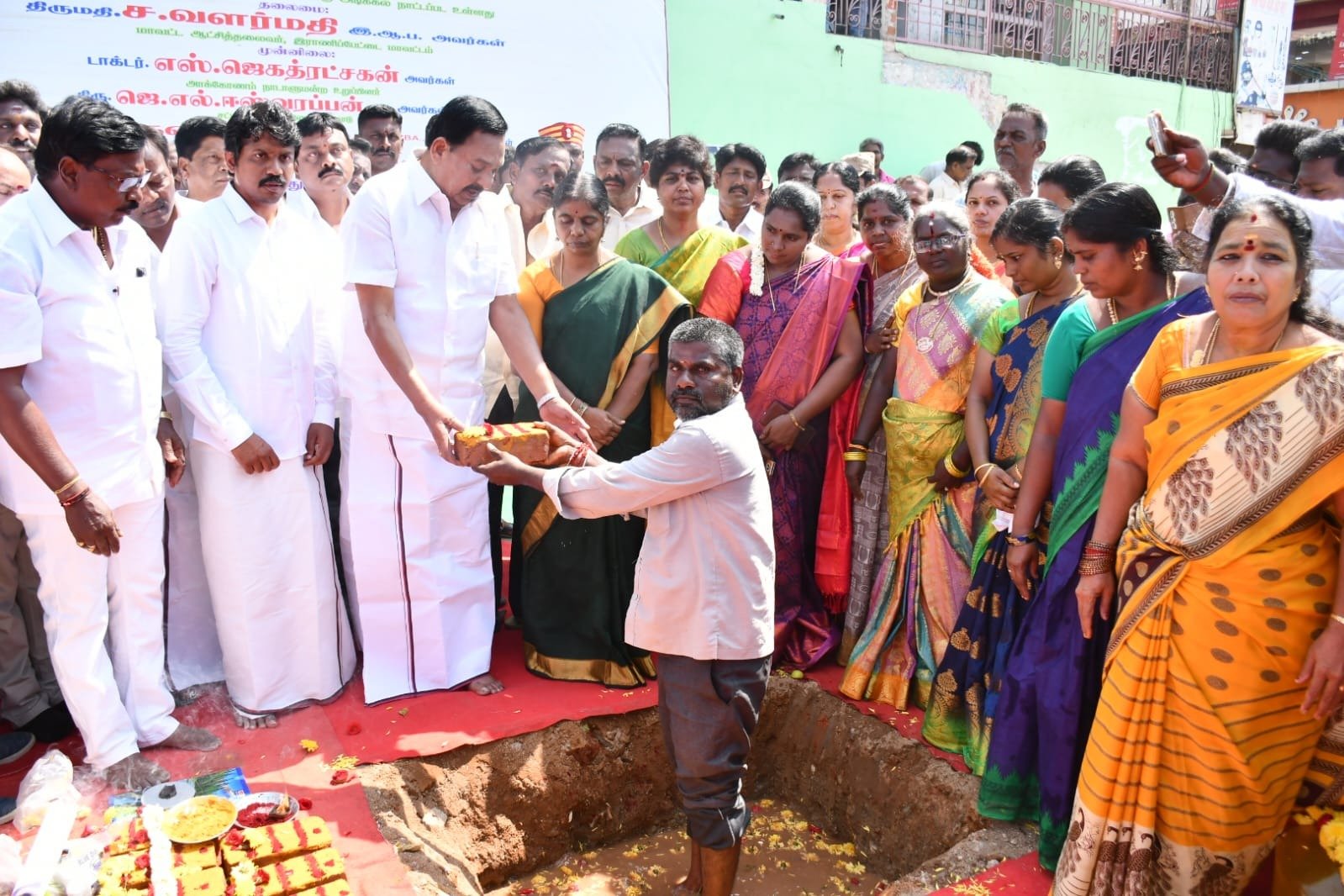 ஆற்காடு நகராட்சியில் புதிய பேருந்து நிலையம் மற்றும் தினசரி மார்க்கெட் அடிக்கல் நாட்டு விழா.