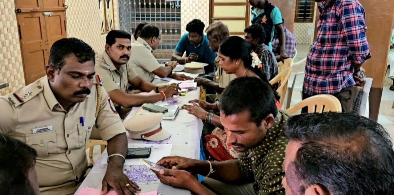 படிக்கட்டில் தொங்கி சாகசம் செய்யும் மாணவர்கள் மீது கடும் நடவடிக்கை எடுக்கப்படும்; வேலூர் எஸ்.பி எச்சரிக்கை.