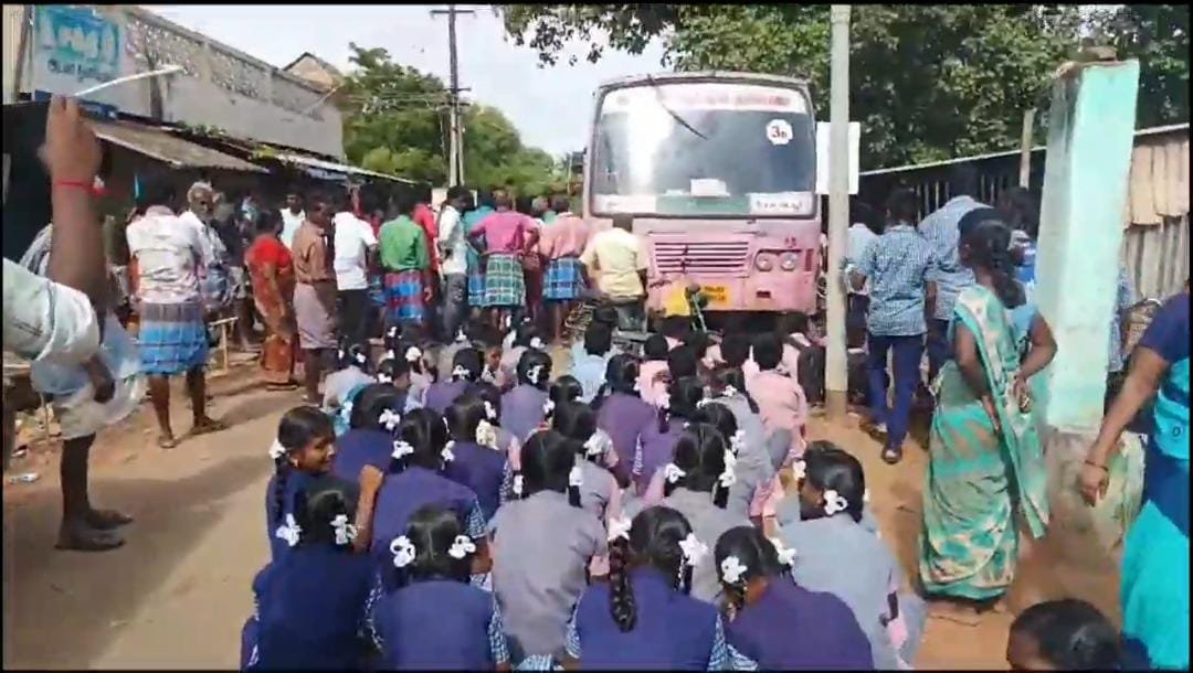 மணப்பாறை அருகே  அரசு பேருந்தை சிறைபிடித்து பள்ளி மாணவ மாணவிகள் சாலையில் அமர்ந்து  போராட்டம்.