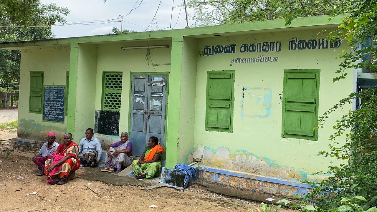 சேலம், அக்ரஹாரம் ஊராட்சியில் செவிலியர் இல்லாததால் பூட்டிக் கிடக்கும் துணை சுகாதார நிலையம்.