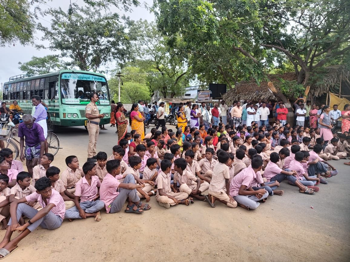 அம்பாசமுத்திரம் அருகே உள்ள மன்னார்கோவில் அரசு மேல்நிலைப்பள்ளி மாணவர்கள் மற்றும் ஆசிரியர்கள் சாலை மறியல் போராட்டம்.