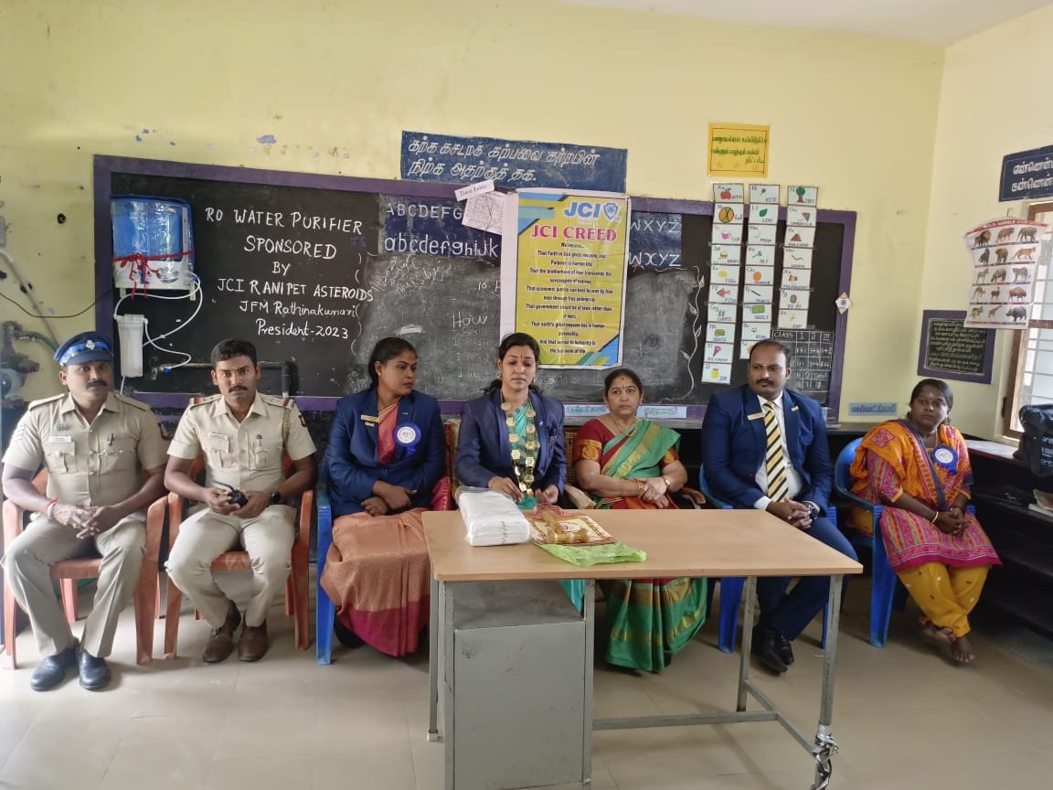 ராணிப்பேட்டை அருகே அரசு தொடக்கப் பள்ளிக்கு குடிநீர் சுத்திகரிப்பு கருவி அளித்து JCI பள்ளியை தத்து எடுத்தனர் ராணிப்பேட்டை அருகே அரசு தொடக்கப் பள்ளிக்கு குடிநீர் சுத்திகரிப்பு கருவி அளித்து JCI பள்ளியை தத்து எடுத்தனர்