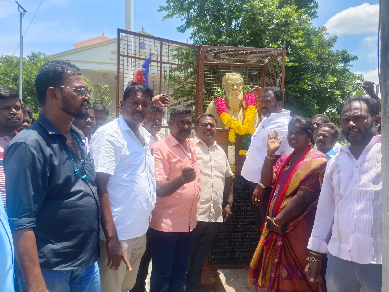 வாலாஜாபேட்டையில் விடுதலை சிறுத்தை கட்சி சார்பில் பெரியார் சிலைக்கு மாலை அணிவித்து மரியாதை செலுத்தினர்.