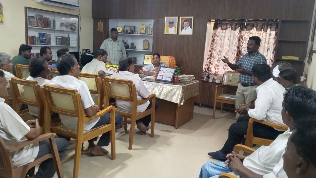 பவானி ஹோட்டல் உரிமையாளர்கள் கடைபிடிக்க வேண்டிய வழிமுறைகள் குறித்த ஆலோசனைக் கூட்டம் பவானி ஹோட்டல் உரிமையாளர்கள் கடைபிடிக்க வேண்டிய வழிமுறைகள் குறித்த ஆலோசனைக் கூட்டம்