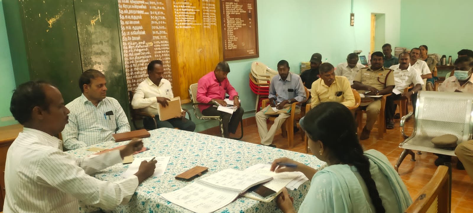 பாலக்கோடு தாசில்தார் அலுவலகத்தில் பருவமழையை முன்னிட்டு அனைத்து துறை அலுவலர்களுடன் ஆலோசனைக் கூட்டம் நடைப்பெற்றது.