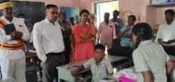 உங்களைத் தேடி உங்கள் ஊரில்” முகாமில் ஊராட்சி ஒன்றிய தொடக்கப்பள்ளி தலைமை ஆசிரியரிடம் கடிந்து கொண்ட மாவட்ட ஆட்சியர்