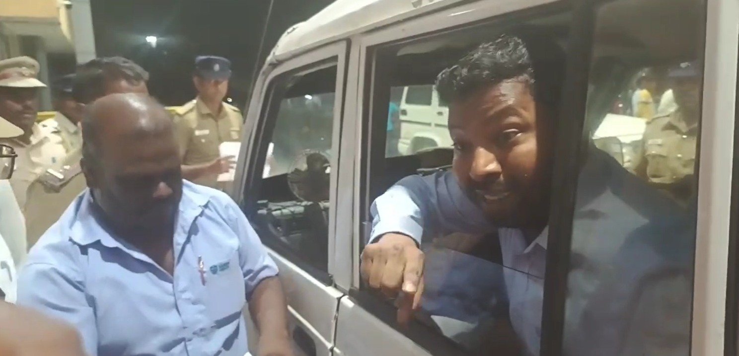 தனியார் தொழிற்சாலையின் மனிதவள மேம்பாட்டு அதிகாரியை தாக்கியதாக  உளுந்தை ஊராட்சி மன்ற தலைவர் கைது செய்யப்பட்டார்.