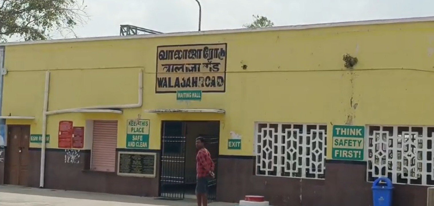 குடும்ப தகராறு காரணமாக மனைவி இரண்டு பெண் குழந்தைகள் 3 பேரும்அதிவிரைவு ரயில் முன்பு பாய்ந்து உடல் நசுக்கி உயிரிழப்பு. குடும்ப தகராறு காரணமாக மனைவி இரண்டு பெண் குழந்தைகள் 3 பேரும்அதிவிரைவு ரயில் முன்பு பாய்ந்து உடல் நசுக்கி உயிரிழப்பு.