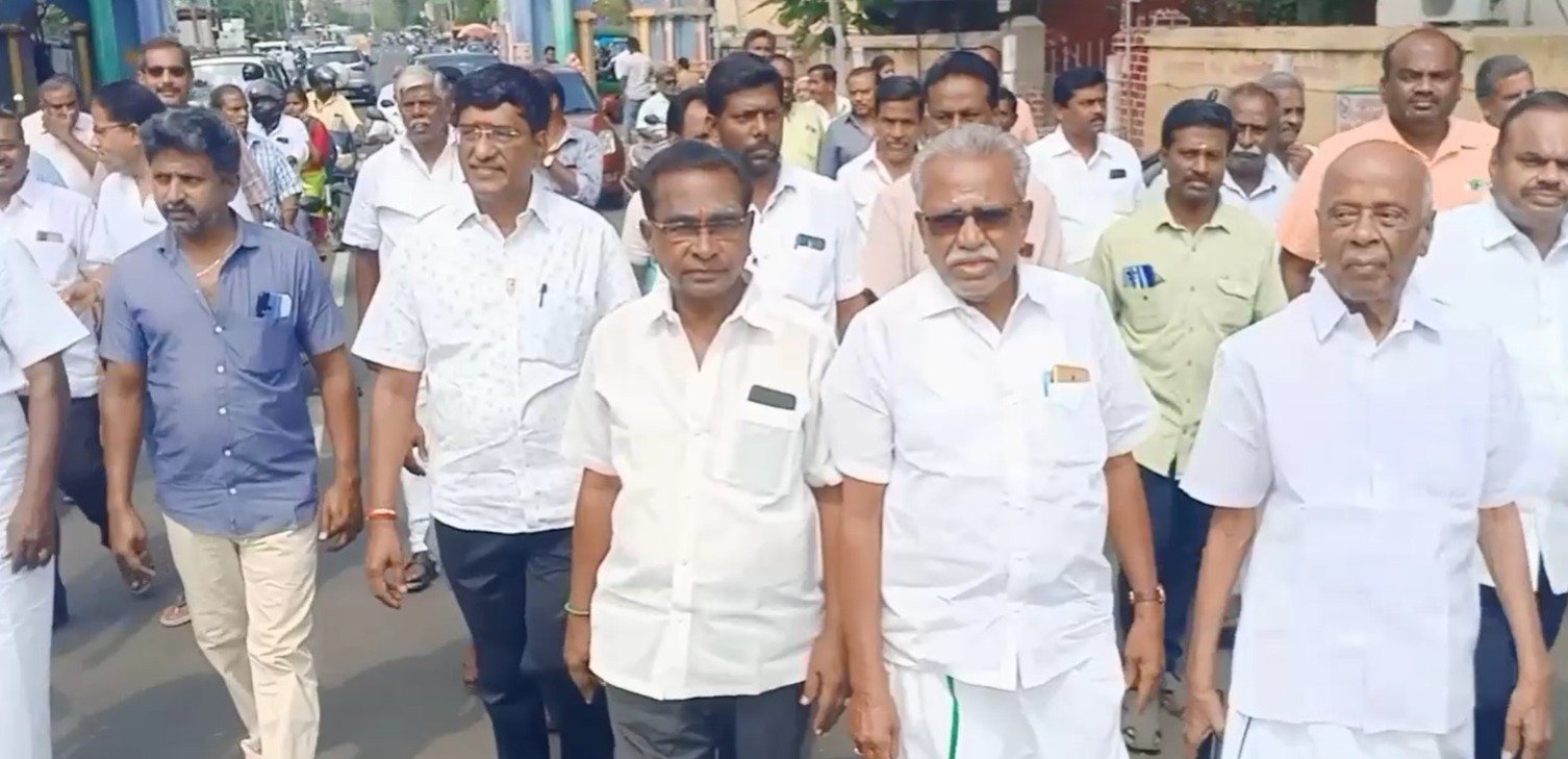 கரூர் மாவட்ட பொறியாளர் ஒருங்கிணைப்பு ஆகியவற்றின் சார்பாக பல்வேறு கோரிக்கைகளை வலியுறுத்தி கண்டன ஆர்ப்பாட்டம். கரூர் மாவட்ட பொறியாளர் ஒருங்கிணைப்பு ஆகியவற்றின் சார்பாக பல்வேறு கோரிக்கைகளை வலியுறுத்தி கண்டன ஆர்ப்பாட்டம்.