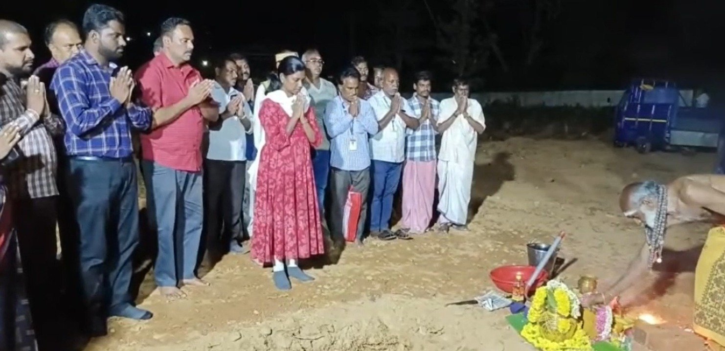 புதிய வட்ட செயல்முறை கிடங்குக்கு மாவட்ட ஆட்சித் தலைவர் மு.அருணா அடிக்கல் நாட்டினார். புதிய வட்ட செயல்முறை கிடங்குக்கு மாவட்ட ஆட்சித் தலைவர் மு.அருணா அடிக்கல் நாட்டினார்.