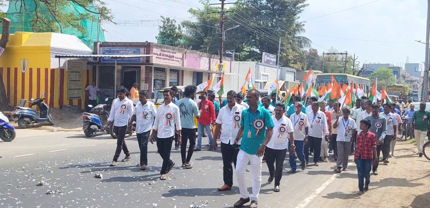 உலக தையல் கலைஞர்கள் தினத்தை ஒட்டி காஞ்சிபுரத்தில் பல்வேறு  கோரிக்கைகளை வலியுறுத்தி தையல் கலைஞர்களின் பேரணி நடைபெற்றது.