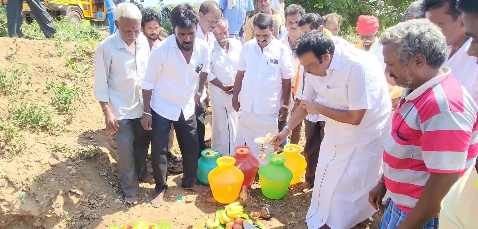 தொண்டமாநத்தம் கிராமத்தில் இரண்டு கல்வெட்டு, தடுப்பு சுவர், சிமெண்ட் சாலை பணிகளுக்கு பூமி பூஜை நிகழ்ச்சி . தொண்டமாநத்தம் கிராமத்தில் இரண்டு கல்வெட்டு, தடுப்பு சுவர், சிமெண்ட் சாலை பணிகளுக்கு பூமி பூஜை நிகழ்ச்சி .