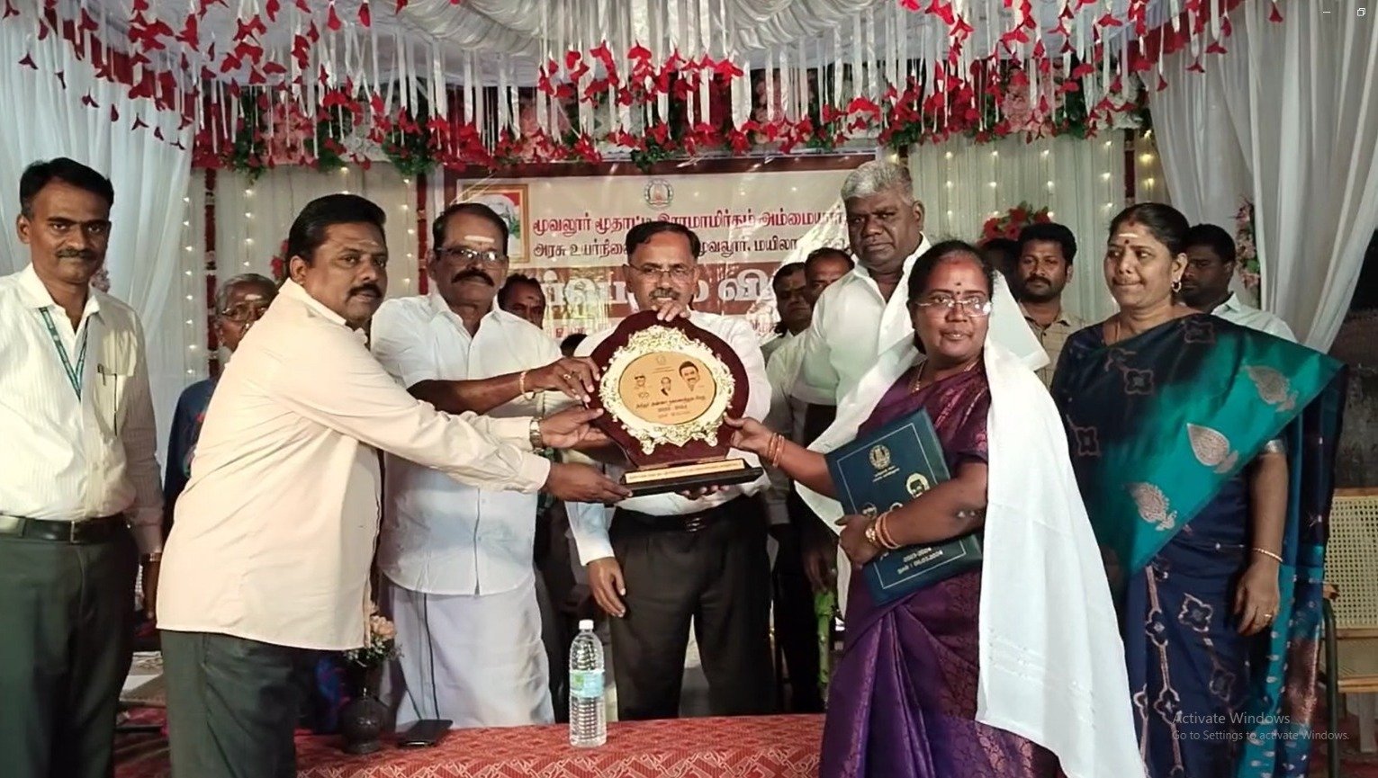 உயர்நிலைபள்ளியில் நடைபெற்ற முப்பெரும் விழாவில் அன்னா விருது பெற்ற தலைமை  ஆசிரியருக்கு பாராட்டு தெரிவித்த மாவட்ட ஆட்சியர் பி.வி. மகாபாரதி.