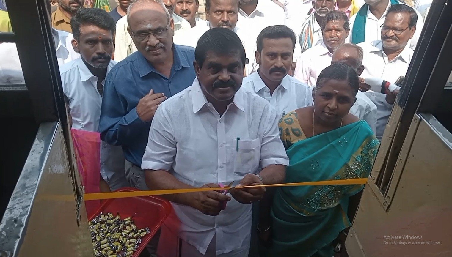 குளித்தலை அருகே புதிய நீட்டிப்பு வழித்தடத்தில் நகர பேருந்தினை துவக்கியும், ரூ.2.30 கோடி மதிப்பில் கட்டப்பட்ட புதிய பாலங்களை பொதுமக்கள் பயன்பாட்டிற்காக எம்எல்ஏ திறந்து வைத்தார் குளித்தலை அருகே புதிய நீட்டிப்பு வழித்தடத்தில் நகர பேருந்தினை துவக்கியும், ரூ.2.30 கோடி மதிப்பில் கட்டப்பட்ட புதிய பாலங்களை பொதுமக்கள் பயன்பாட்டிற்காக எம்எல்ஏ திறந்து வைத்தார்
