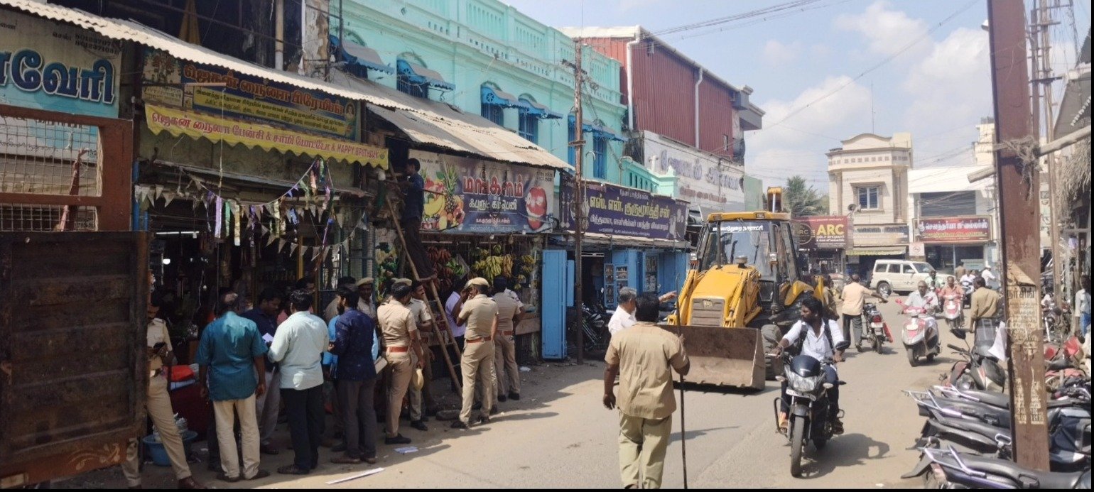 மயிலாடுதுறை கடைவீதியில் போக்குவரத்துக்கு இடைஞ்சலாக இருந்த ஆக்கிரமிப்புகளை காவல்துறை உதவியுடன் அகற்றிய நகராட்சி நிர்வாகம். மயிலாடுதுறை கடைவீதியில் போக்குவரத்துக்கு இடைஞ்சலாக இருந்த ஆக்கிரமிப்புகளை காவல்துறை உதவியுடன் அகற்றிய நகராட்சி நிர்வாகம்.