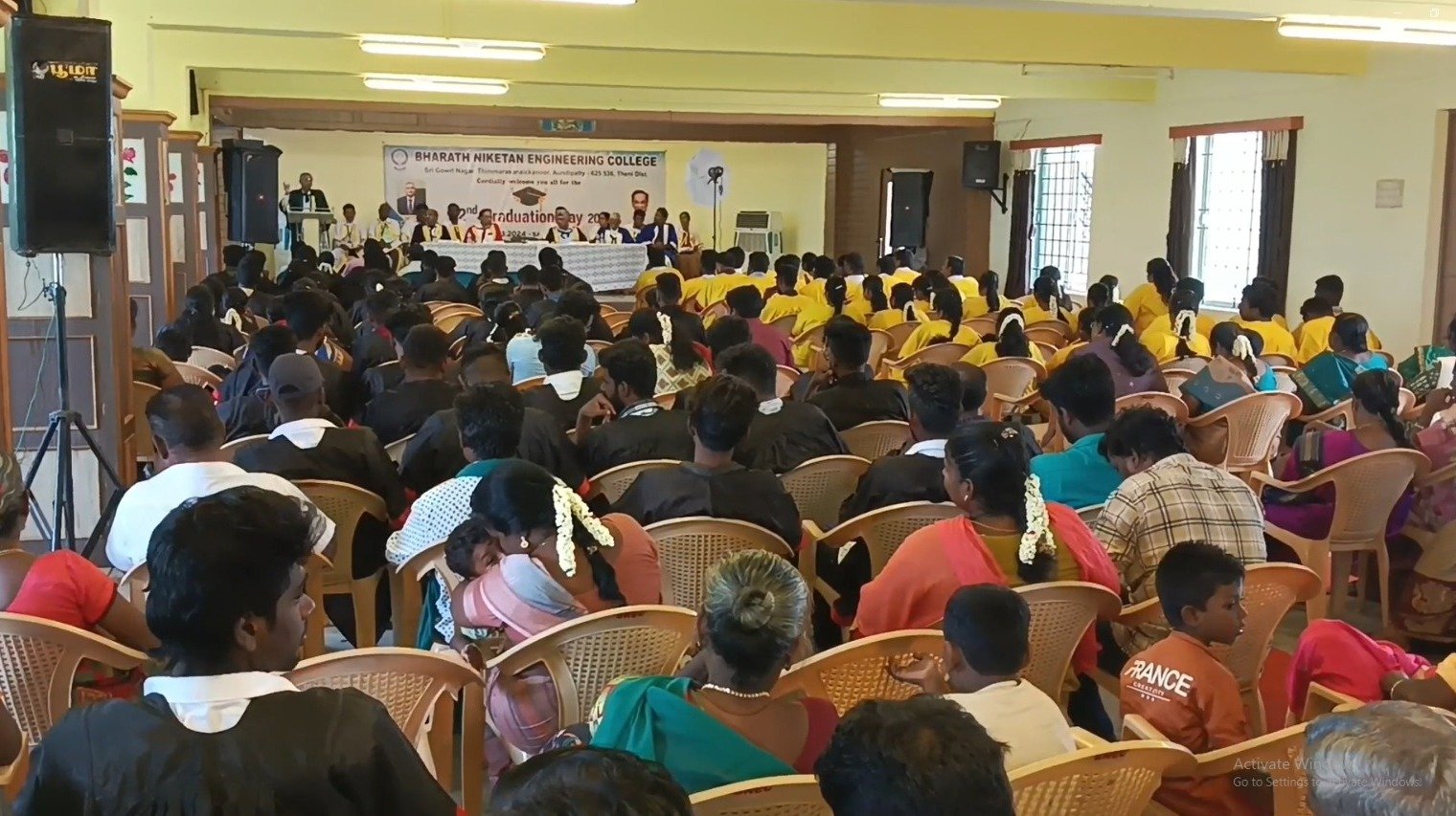 ஆண்டிபட்டி பாரத் நிகேதன் பொறியியல் கல்லூரியில் பட்டமளிப்பு விழா ஆண்டிபட்டி பாரத் நிகேதன் பொறியியல் கல்லூரியில் பட்டமளிப்பு விழா