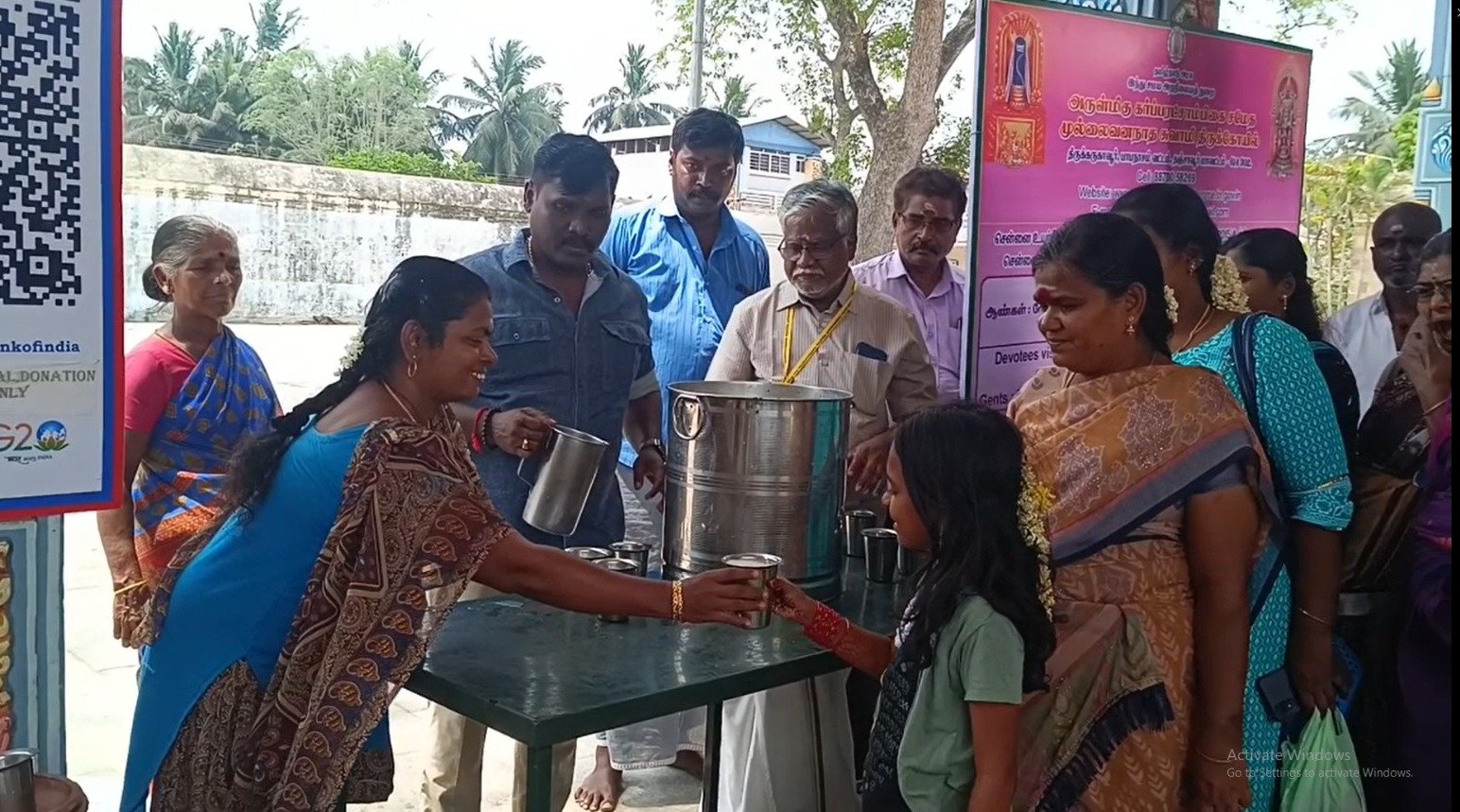 திருக்கருகாவூர் கர்ப்பரட்சாம்பிகை அம்பாள் கோயில் வரும் பக்தர்களுக்கு  நீர்மோர் பானகம் வழங்கப்படுகிறது.