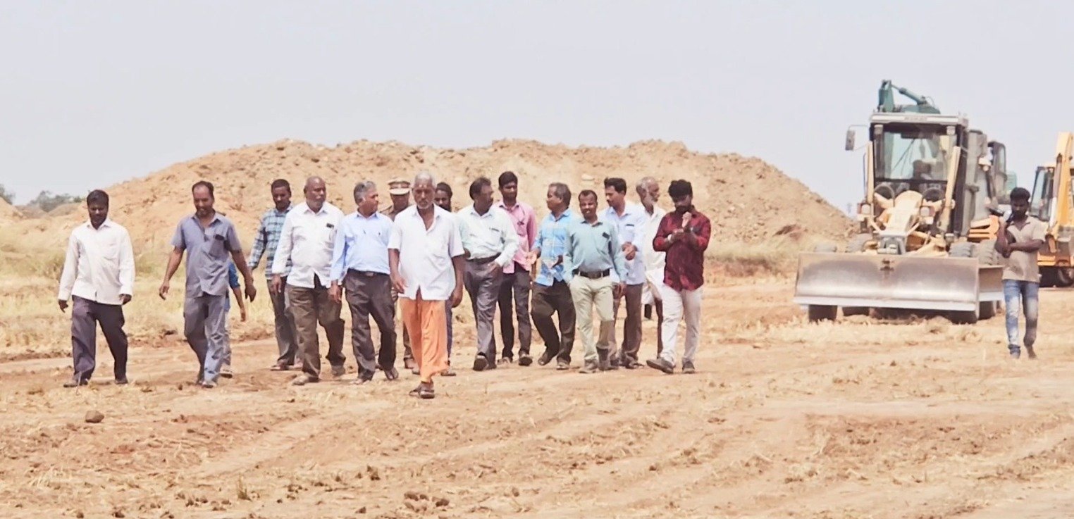 மேல்பாக்கம் அருகே நெடுஞ்சாலை பணியாளர் நடைபெற்று வருகிறது மேல்பாக்கம் அருகே நெடுஞ்சாலை பணியாளர் நடைபெற்று வருகிறது