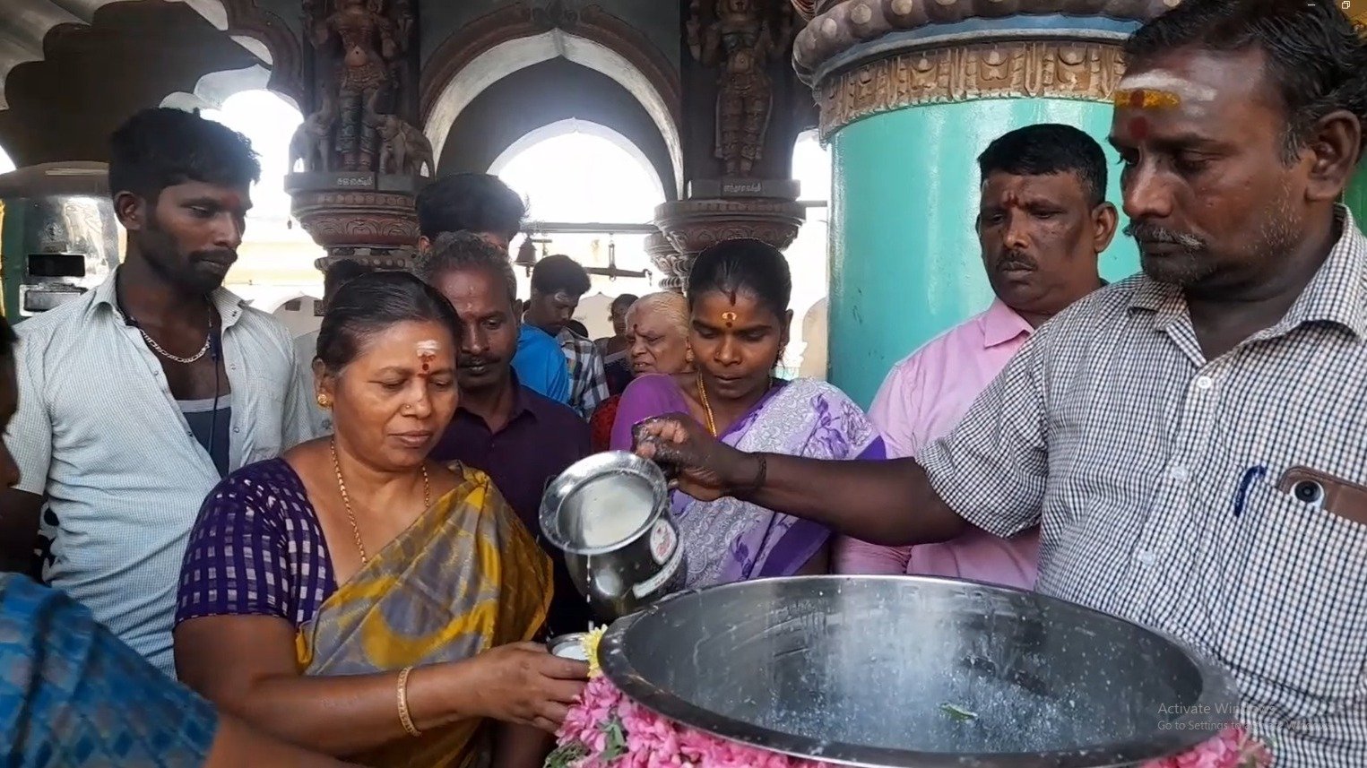 சுட்டெரிக்கும் கோடை வெயிலில் குளுகுளு மோர், தஞ்சாவூரில் இந்து சமய அறநிலையத்துறை கோயில்களில் வழங்கியது