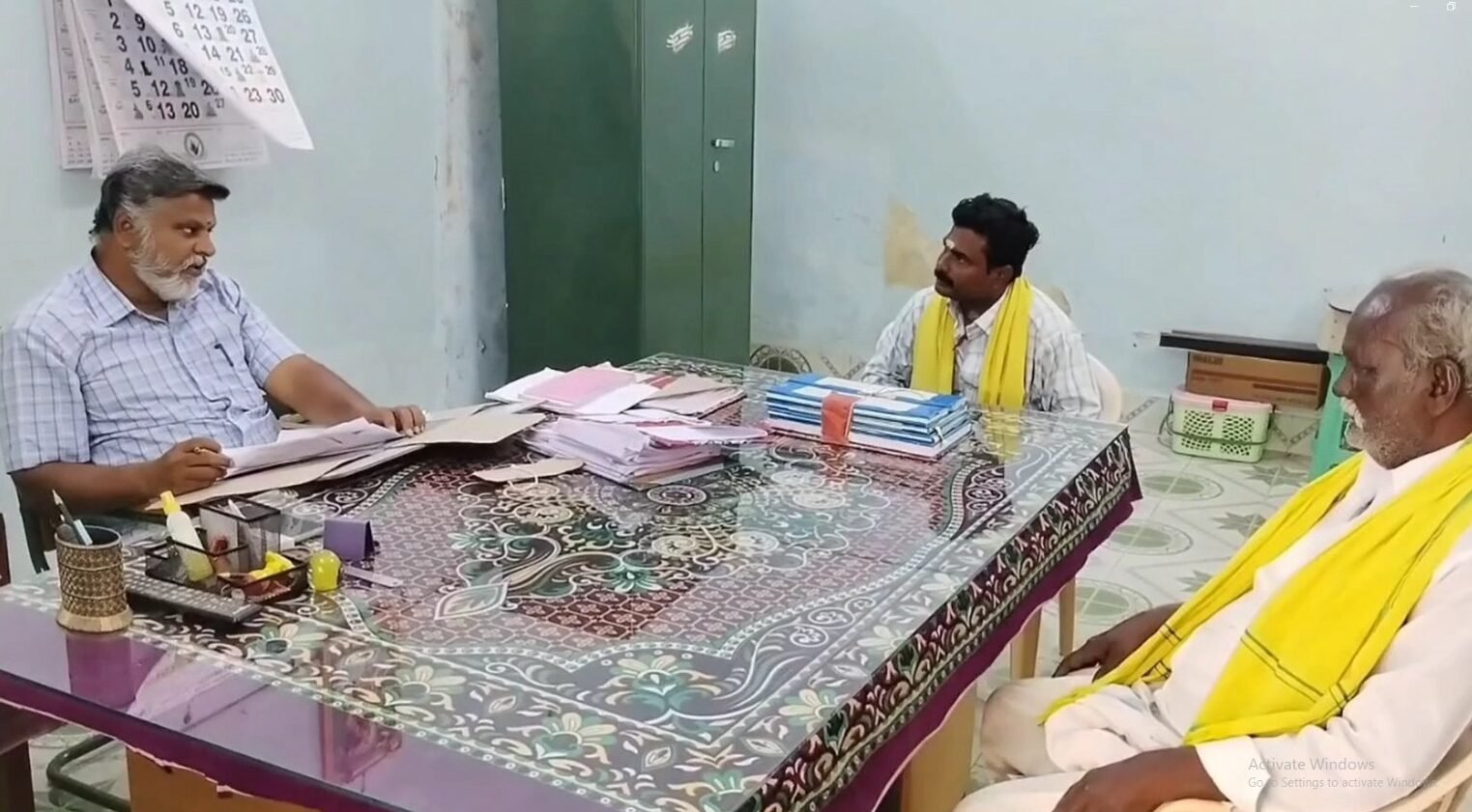 கிராமத்தின் குடிநீர் தேவைக்காக கட்டப்பட்ட மேல்நிலை குடிநீர் தொட்டி கட்டபட்ட இடத்தில் தனியார் ஆக்கிரமிப்பு செய்து வீடு கட்டியதாக புகார். கிராமத்தின் குடிநீர் தேவைக்காக கட்டப்பட்ட மேல்நிலை குடிநீர் தொட்டி கட்டபட்ட இடத்தில் தனியார் ஆக்கிரமிப்பு செய்து வீடு கட்டியதாக புகார்.