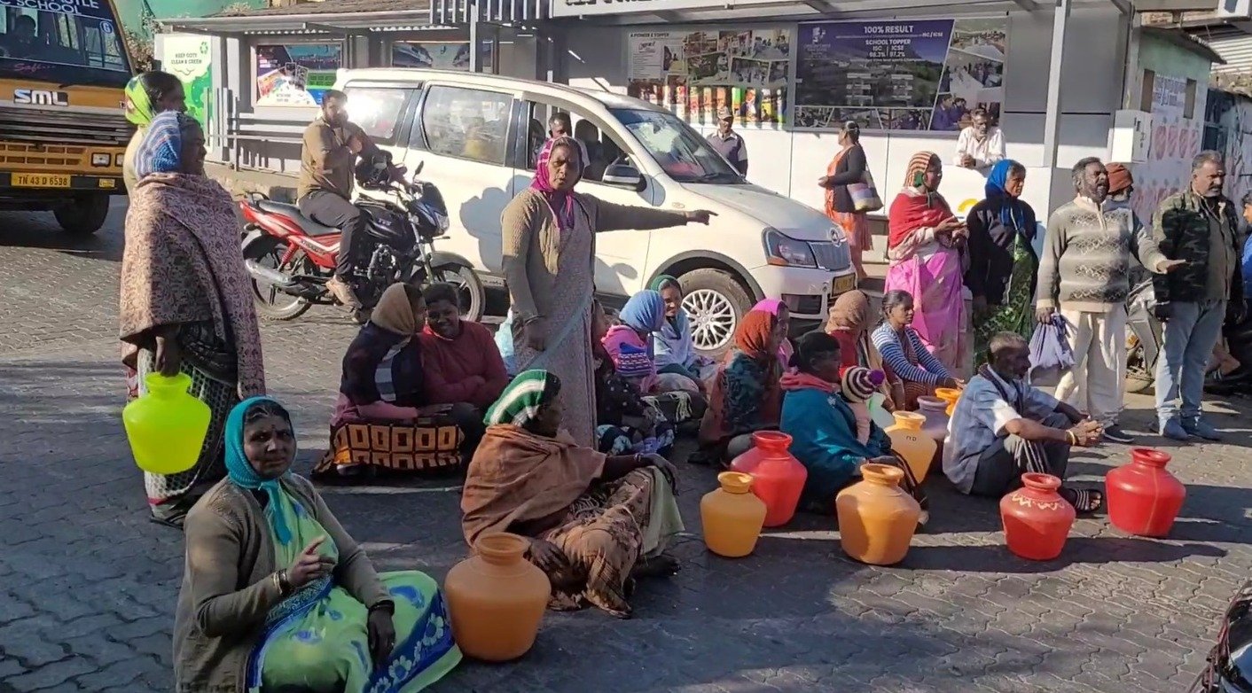 நீலகிரி மாவட்டம் உதகை – குன்னூர் தேசிய நெடுஞ்சாலையில் நொண்டிமேடு பகுதியில் குடிநீர் வராததை கண்டித்து பொதுமக்கள் காலி குடங்களுடன் சாலை மறியல் போராட்டம் நீலகிரி மாவட்டம் உதகை – குன்னூர் தேசிய நெடுஞ்சாலையில் நொண்டிமேடு பகுதியில் குடிநீர் வராததை கண்டித்து பொதுமக்கள் காலி குடங்களுடன் சாலை மறியல் போராட்டம்