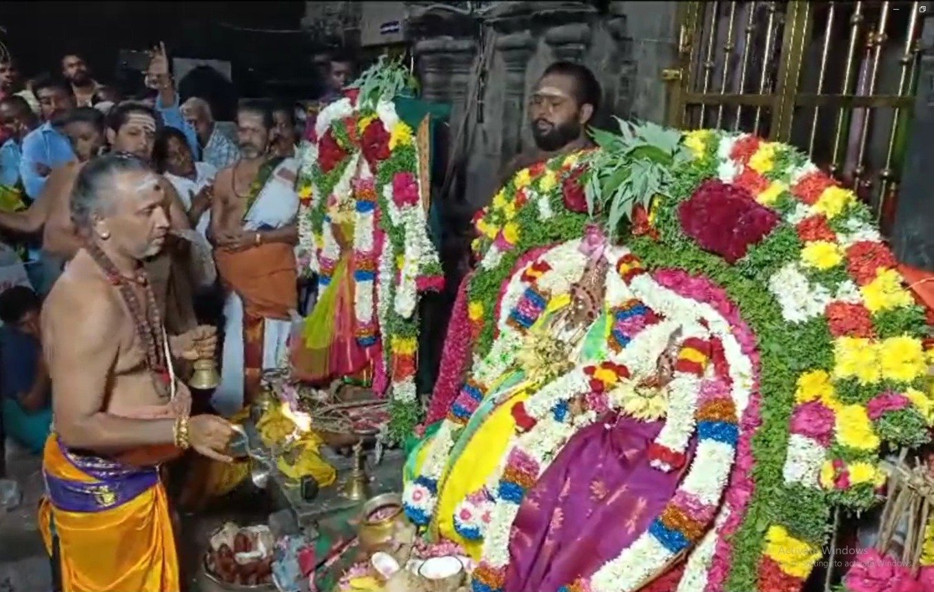 கரூர் கல்யாண பசுபதீஸ்வரர் கோவிலில் பங்குனி உத்திரத்தை முன்னிட்டு தெய்வ திருமண விழா நடைபெற்றது. இதில் திரளான பக்தர்கள் கலந்து கொண்டு சாமி தரிசனம் செய்தனர்.