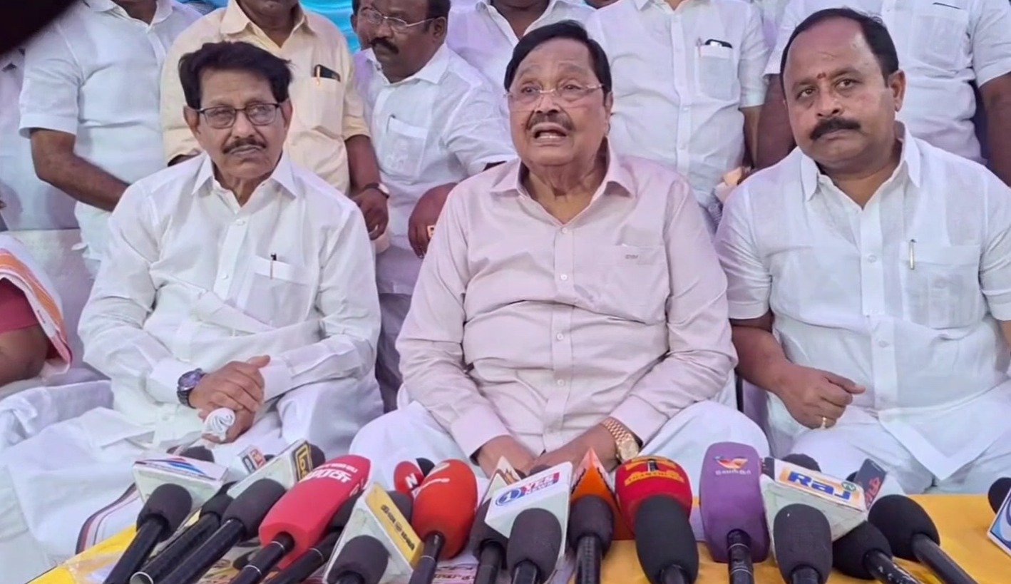 அதிமுகவின் தேர்தல் அறிக்கை எங்களை பின்பற்றி கொடுக்கப்பட்டுள்ளது “நாங்கள் ACTIVE VOICE என்றால் அவர்கள் PASSIVE VOICE” என விமர்சனம்