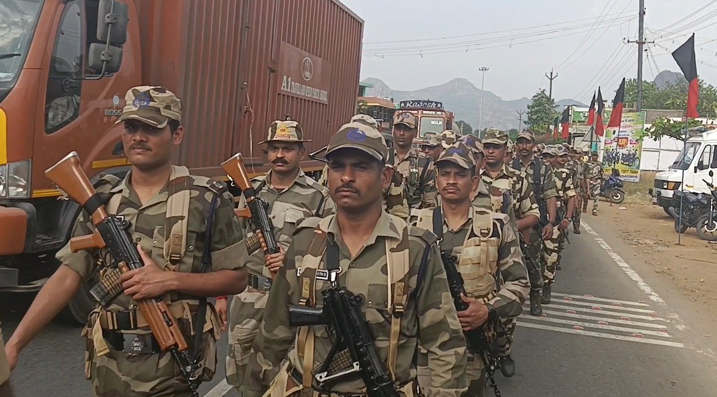 2024 பாராளுமன்ற தேர்தலை முன்னிட்டு ஆண்டிபட்டியில் துணை ராணுவப்படையினர், காவல்துறையினர் அணிவகுப்பு பேரணி நடைபெற்றது.