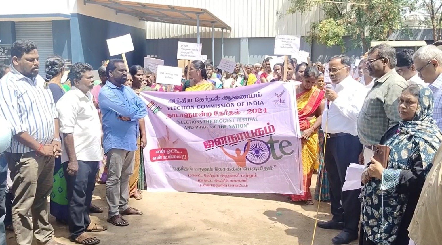 வாக்காளர் விழிப்புணர்வு பேரணியை நீடூர் கிராமத்தில் மாவட்ட ஆட்சியர் துவங்கி வைத்தார். வாக்காளர் விழிப்புணர்வு பேரணியை நீடூர் கிராமத்தில் மாவட்ட ஆட்சியர் துவங்கி வைத்தார்.
