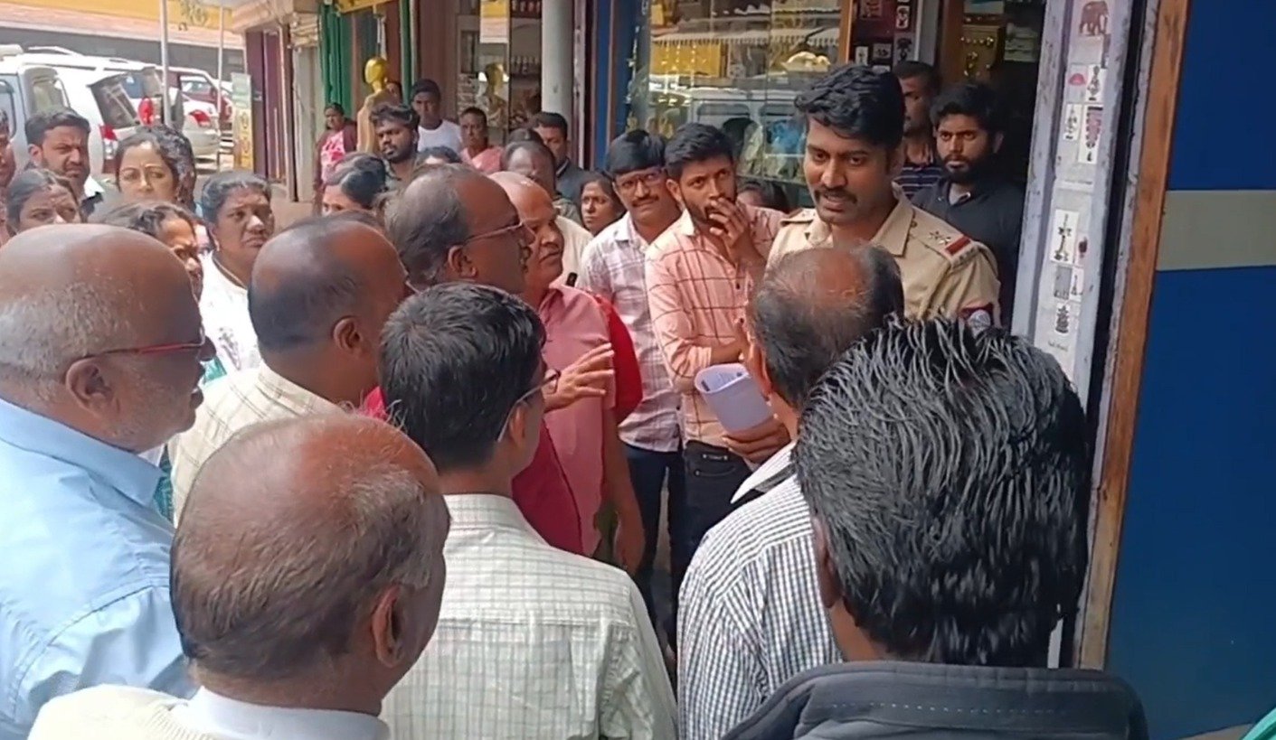 நீலகிரி மாவட்டம் உதகை சேரிங்கிராஸ் பகுதியில் நீலகிரி கூட்டுறவு நிறுவனம் செயல்பட்டு வருகிறது. இந்த நிறுவன கட்டிடத்தில் உள்ள 30 கடைகள் க வெளியாட்களுக்கு வாடகைக்கு விடப்பட்டு உள்ளது. நீலகிரி மாவட்டம் உதகை சேரிங்கிராஸ் பகுதியில் நீலகிரி கூட்டுறவு நிறுவனம் செயல்பட்டு வருகிறது. இந்த நிறுவன கட்டிடத்தில் உள்ள 30 கடைகள் க வெளியாட்களுக்கு வாடகைக்கு விடப்பட்டு உள்ளது.