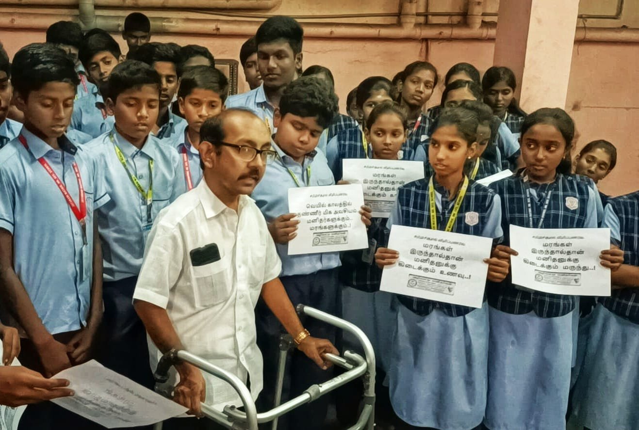 சேலம் மாணவர்களுக்கு மதுரையில் சுற்றுச்சூழல் விழிப்புணர்வு வழங்கிய இயற்கை ஆர்வலர். சேலம் மாணவர்களுக்கு மதுரையில் சுற்றுச்சூழல் விழிப்புணர்வு வழங்கிய இயற்கை ஆர்வலர்.
