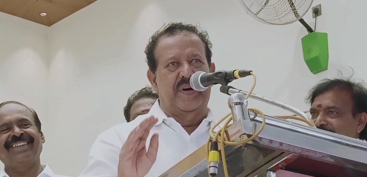 பேரணாம்பட்டு அருகே மலைகளில் உள்ள பாறை இடுக்குகளில் சுமார் 2300 லிட்டர் கள்ளச்சாராய ஊரல்கள் கண்டுபிடிக்கப்பட்டு அழிக்கப்பட்டன பேரணாம்பட்டு அருகே மலைகளில் உள்ள பாறை இடுக்குகளில் சுமார் 2300 லிட்டர் கள்ளச்சாராய ஊரல்கள் கண்டுபிடிக்கப்பட்டு அழிக்கப்பட்டன