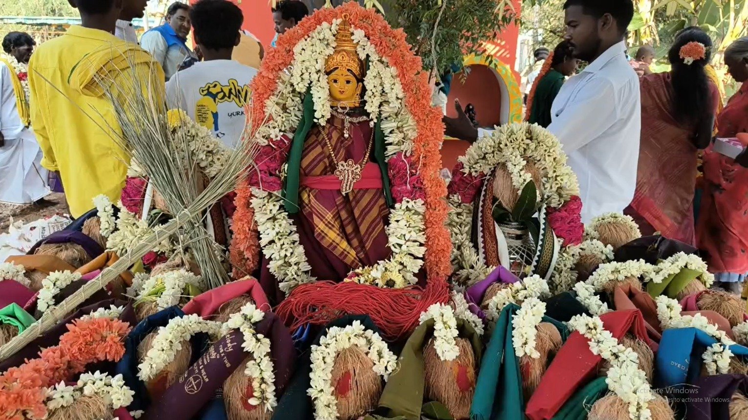 செங்கம் அருகே சோலையம்மன் கோவில் ஹஸ்தபந்தனை மஹா கும்பாபிஷேகம் பிராண பக்தர்கள் கலந்து கொண்டு சாமி தரிசனம்