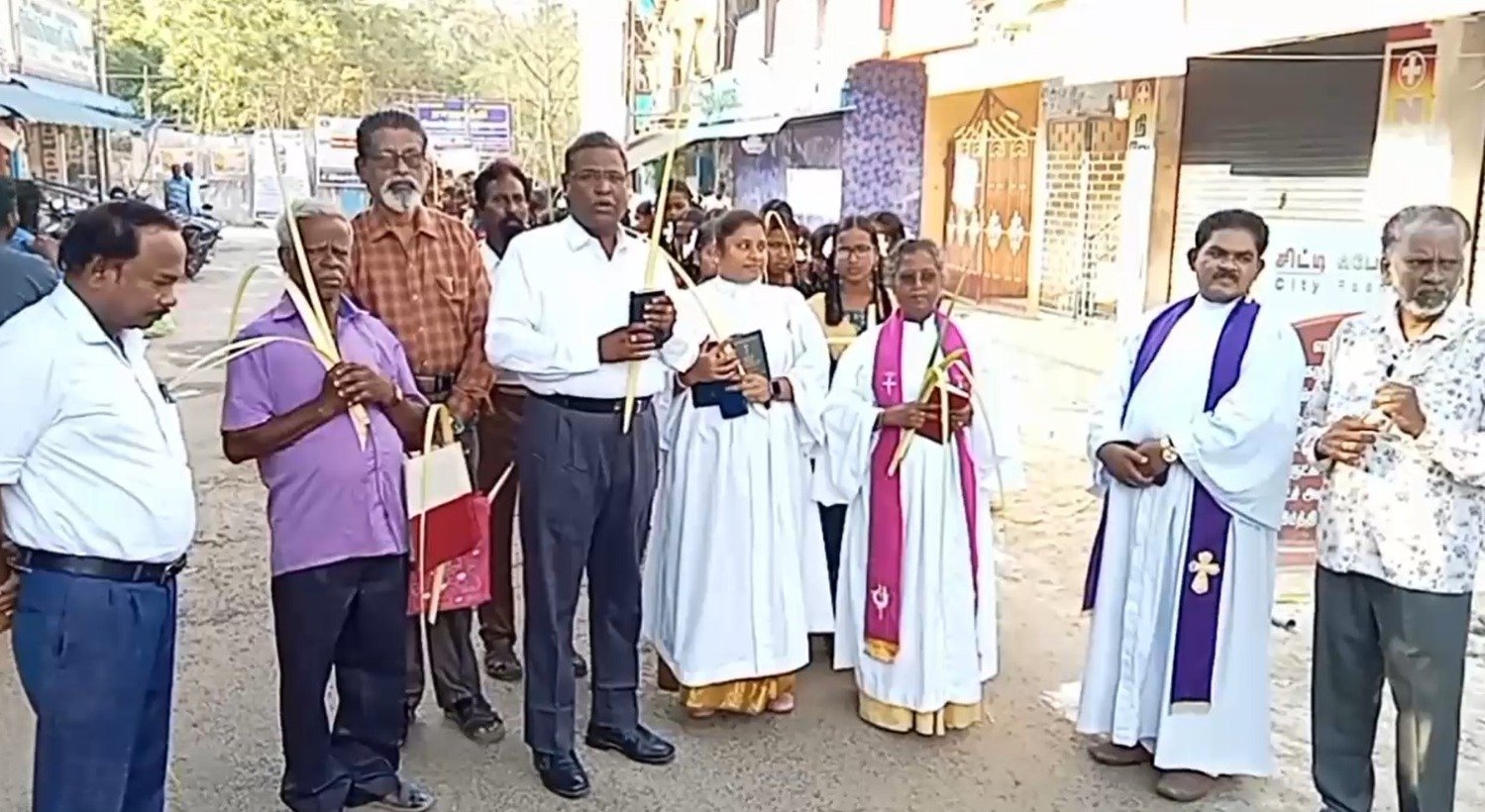 தரங்கம்பாடி அடுத்து பொறையார் தமிழ் சுவிசேஷ லூர்தன் திருச்சபையில் குருத்தோலை பவனி ஊர்வலம் – ஏராளமான கிருஸ்தவர்கள் பங்கேற்பு