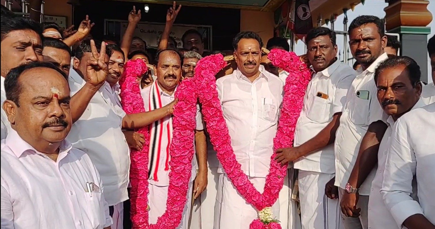 கரூர் மக்களவைத் தொகுதி அதிமுக வேட்பாளர் கே.ஆர்.எல் தங்கவேல், கரூர் அருகே கோடங்கிபட்டியில் உள்ள முத்தாலம்மன் கோவிலில் சுவாமி தரிசனம் செய்து அங்கிருந்து தேர்தல்