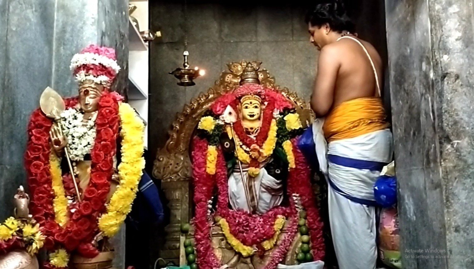 பங்குனி உத்திரத்தை முன்னிட்டு பழமை வாய்ந்த நலத்துக்குடி பாலசுப்பிரமணிய சுவாமி ஆலயத்தில் காவடி எடுத்து வந்து பக்தர்கள் வழிபாடு பங்குனி உத்திரத்தை முன்னிட்டு பழமை வாய்ந்த நலத்துக்குடி பாலசுப்பிரமணிய சுவாமி ஆலயத்தில் காவடி எடுத்து வந்து பக்தர்கள் வழிபாடு