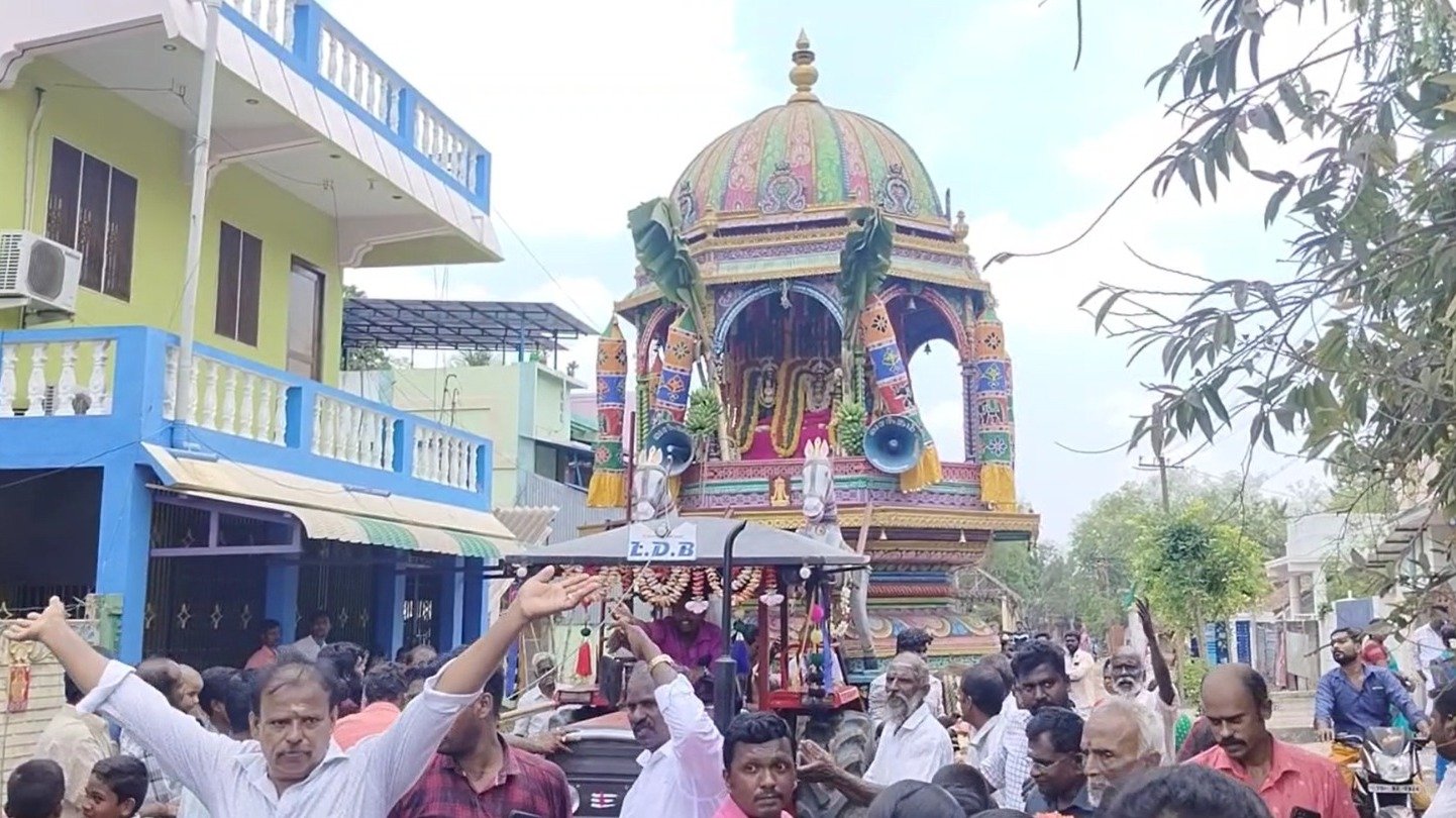 திருவாலங்காட்டில் மிக பழைமையான வண்டார்குழலி உடனாய வடாரண்யேசுரர் கோயில் திருத்தேர் திருவிழா ஆயிரக்கணக்கான பக்தர்கள் தேரை வடம் பிடித்து,ஓம் நமச்சிவாய , அரோகரா ,என முழக்கமிட்டனர். திருவாலங்காட்டில் மிக பழைமையான வண்டார்குழலி உடனாய வடாரண்யேசுரர் கோயில் திருத்தேர் திருவிழா ஆயிரக்கணக்கான பக்தர்கள் தேரை வடம் பிடித்து,ஓம் நமச்சிவாய , அரோகரா ,என முழக்கமிட்டனர்.