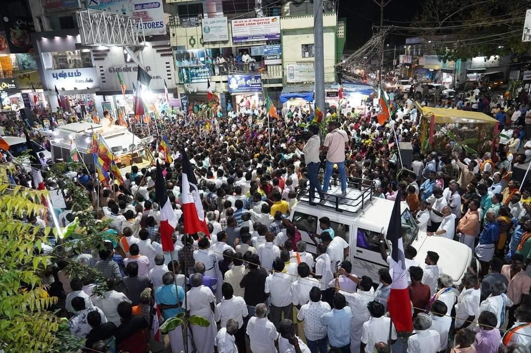 தேனி மாவட்டம் போடிநாயக்கனூர் வருகை தந்த தேனி பாராளுமன்ற வேட்பாளர் டிடிவி தினகரன் பொதுமக்களை சந்தித்து குக்கர் சின்னத்திற்கு வாக்குகளை கேட்டார். தேனி மாவட்டம் போடிநாயக்கனூர் வருகை தந்த தேனி பாராளுமன்ற வேட்பாளர் டிடிவி தினகரன் பொதுமக்களை சந்தித்து குக்கர் சின்னத்திற்கு வாக்குகளை கேட்டார்.