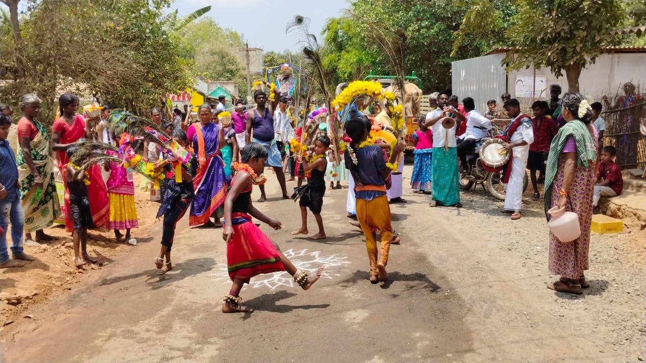 அரியலூர் மாவட்டம்உடையார்பாளையம் அருகில் நாகல்குழி கிராமத்தில் செங்கா முனீஸ்வரர் திருக்கோவிலில் பால்குடம் திருவிழா நடைபெற்றது அரியலூர் மாவட்டம்உடையார்பாளையம் அருகில் நாகல்குழி கிராமத்தில் செங்கா முனீஸ்வரர் திருக்கோவிலில் பால்குடம் திருவிழா நடைபெற்றது