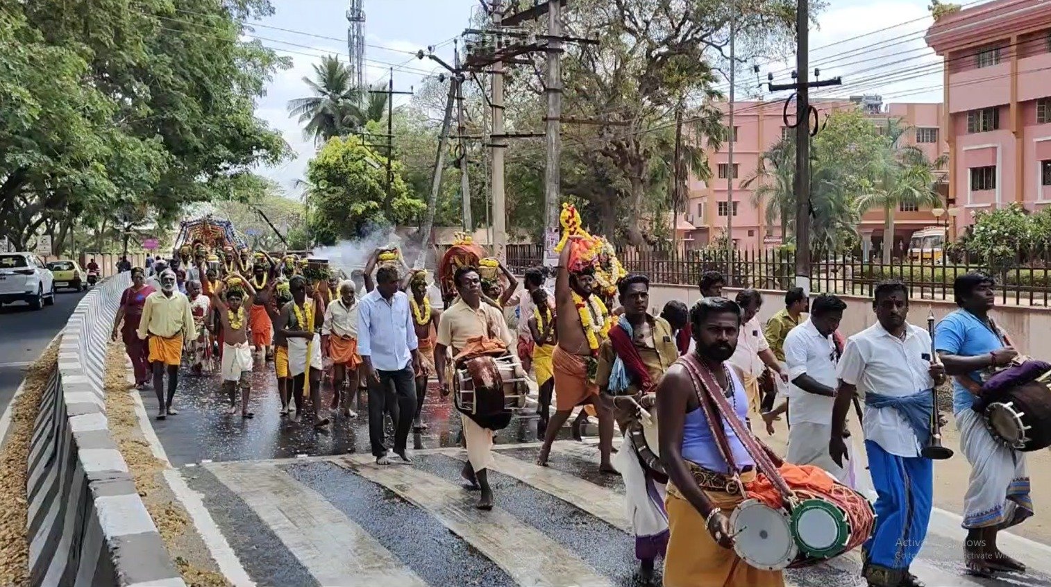 மயிலாடுதுறை கீழ நாஞ்சில் நாடு பிரசித்தி பெற்ற சியாமளா வல்லி அம்மன் ஆலய பங்குனி உத்திர பால் குட திருவிழா ஏராளமான பக்தர்கள் அலகு காவடி எடுத்தனர், மயிலாடுதுறை கீழ நாஞ்சில் நாடு பிரசித்தி பெற்ற சியாமளா வல்லி அம்மன் ஆலய பங்குனி உத்திர பால் குட திருவிழா ஏராளமான பக்தர்கள் அலகு காவடி எடுத்தனர்,