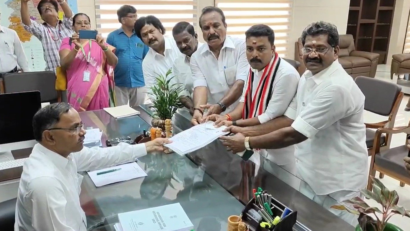 மயிலாடுதுறை மக்களவைத் தொகுதியில் போட்டியிட பொதுமக்களிடம் சிரித்த முகத்துடன் வாக்கு சேகரித்தபடி வந்து வேட்பு மனு தாக்கல் செய்த அதிமுக வேட்பாளர் பாபு.