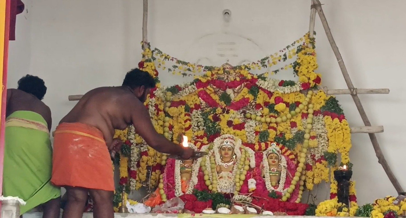 கோவில்பட்டி அருகேயுள்ள சாயமலையில் அமைந்துள்ள மென்மேனி சாஸ்தா அய்யனார் கோவில் கொடை விழா சிறப்பாக நடைபெற்றது. ‌‌