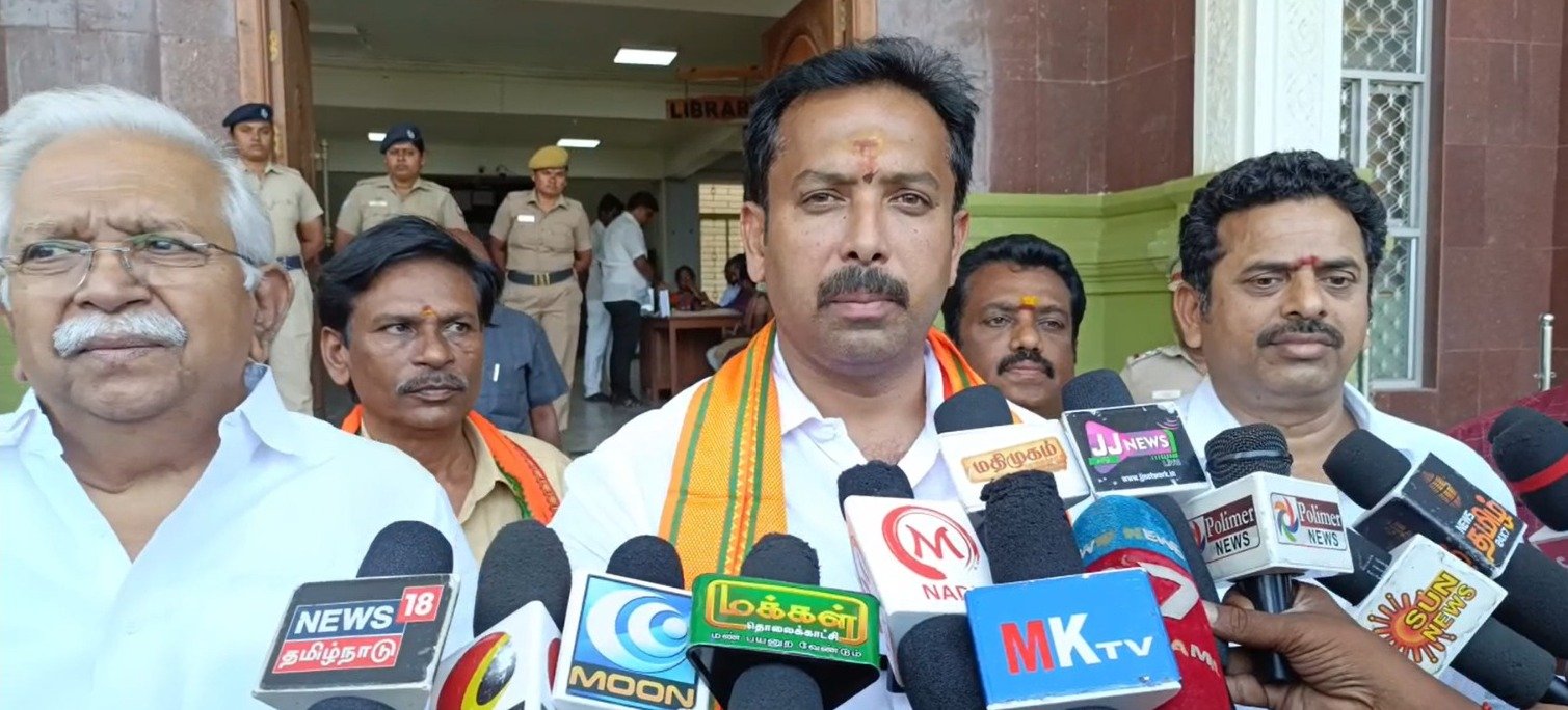 கரூர் மாவட்ட ஆட்சியர் அலுவலகத்தில் மாவட்ட தேர்தல் நடத்தும் அலுவலரும் மாவட்ட ஆட்சியருமான மீ.தங்கவேலிடம் தனது வேட்பு மனுவை தாக்கல் செய்தார்.