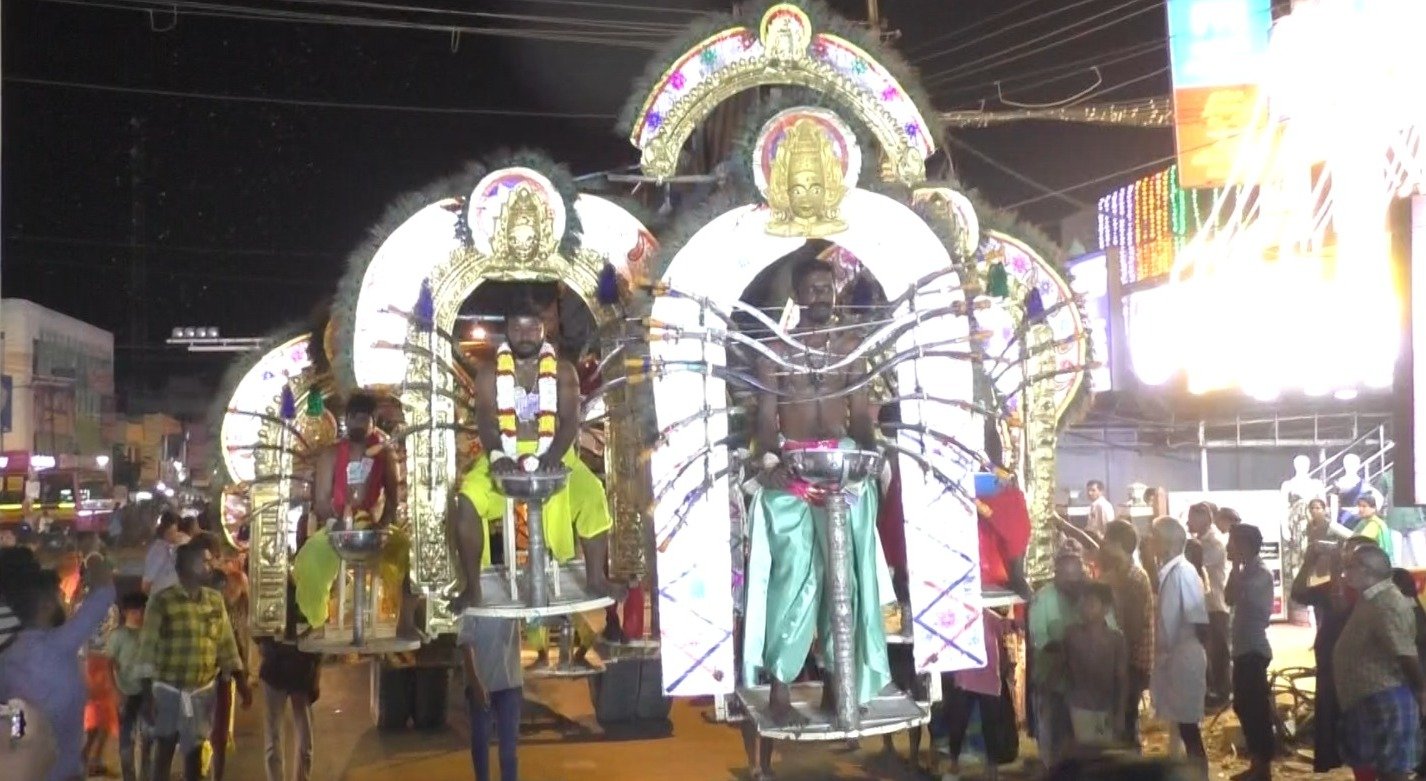 கோபிசெட்டிபாளையம் பிரசித்தி பெற்ற பச்சமலை பாலசுப்பிரமணிய சுவாமி திருக்கோவில் பங்குனி உத்திர விழாவையொட்டி பக்தர்கள் அலகு குத்தி ஊர்வலமாக சென்று நேர்த்திக்கடன் செலுத்தினர்.. கோபிசெட்டிபாளையம் பிரசித்தி பெற்ற பச்சமலை பாலசுப்பிரமணிய சுவாமி திருக்கோவில் பங்குனி உத்திர விழாவையொட்டி பக்தர்கள் அலகு குத்தி ஊர்வலமாக சென்று நேர்த்திக்கடன் செலுத்தினர்..