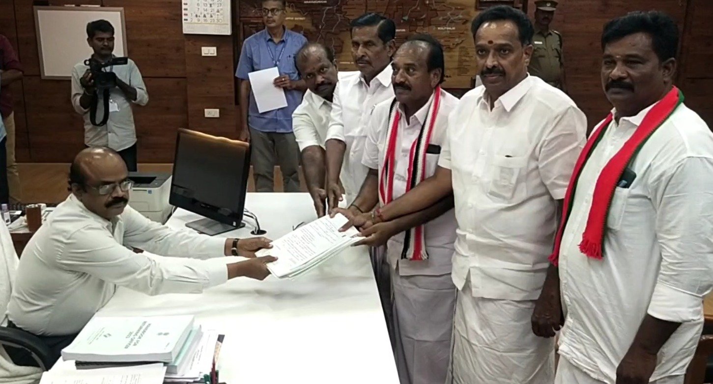 கரூர் நாடாளுமன்ற அதிமுக வேட்பாளர் வேட்புமனு தாக்கல்,