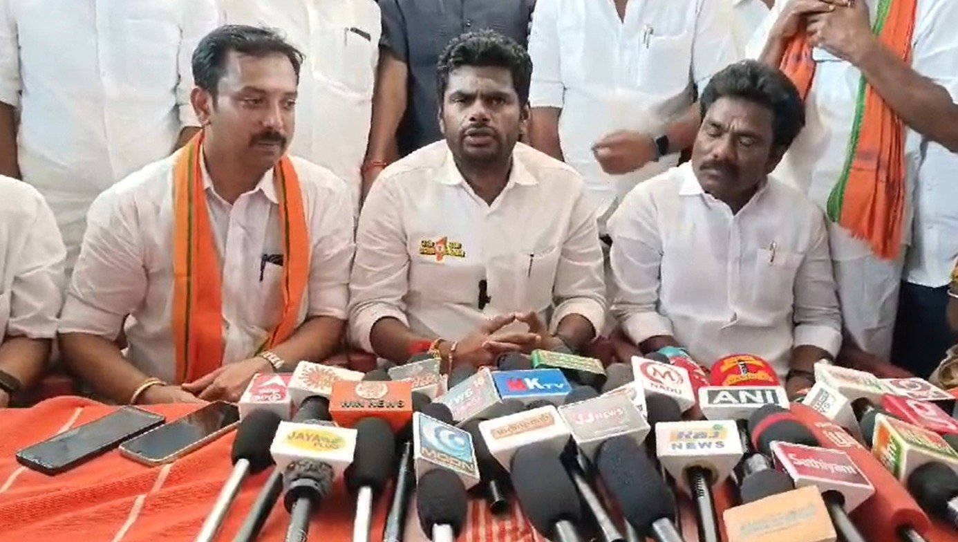 திமுக கொடுத்த 521 தேர்தல் வாக்குறுதியில் 20 வாக்குறுதிகள் கூட நிறைவேற்றப்பட வில்லை என பாஜக மாநில தலைவர் அண்ணாமலை குற்றச்சாட்டு. திமுக கொடுத்த 521 தேர்தல் வாக்குறுதியில் 20 வாக்குறுதிகள் கூட நிறைவேற்றப்பட வில்லை என பாஜக மாநில தலைவர் அண்ணாமலை குற்றச்சாட்டு.