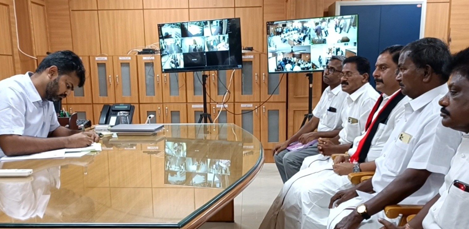 நாடாளுமன்ற வேட்பு மனு தாக்கலை முன்னிட்டு ஈரோடு மாவட்ட ஆட்சியர் அலுவலக நுழைவாயிலில் காவல்துறையினர் பணியில் ஈடுபட்டு வருகின்றனர். நாடாளுமன்ற வேட்பு மனு தாக்கலை முன்னிட்டு ஈரோடு மாவட்ட ஆட்சியர் அலுவலக நுழைவாயிலில் காவல்துறையினர் பணியில் ஈடுபட்டு வருகின்றனர்.