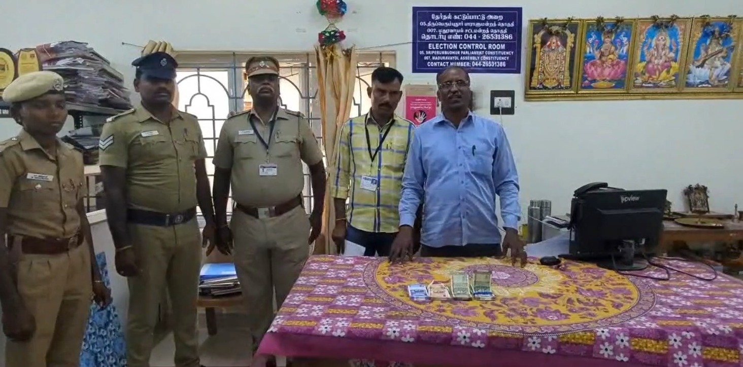மதுரவாயல் அருகே ஊரிய ஆவணம் இன்றி காரில் எடுத்து செல்லப்பட்டதாக ரூ. 76 ஆயிரம் ரொக்கப்பணம் பறிமுதல் மதுரவாயல் அருகே ஊரிய ஆவணம் இன்றி காரில் எடுத்து செல்லப்பட்டதாக ரூ. 76 ஆயிரம் ரொக்கப்பணம் பறிமுதல்